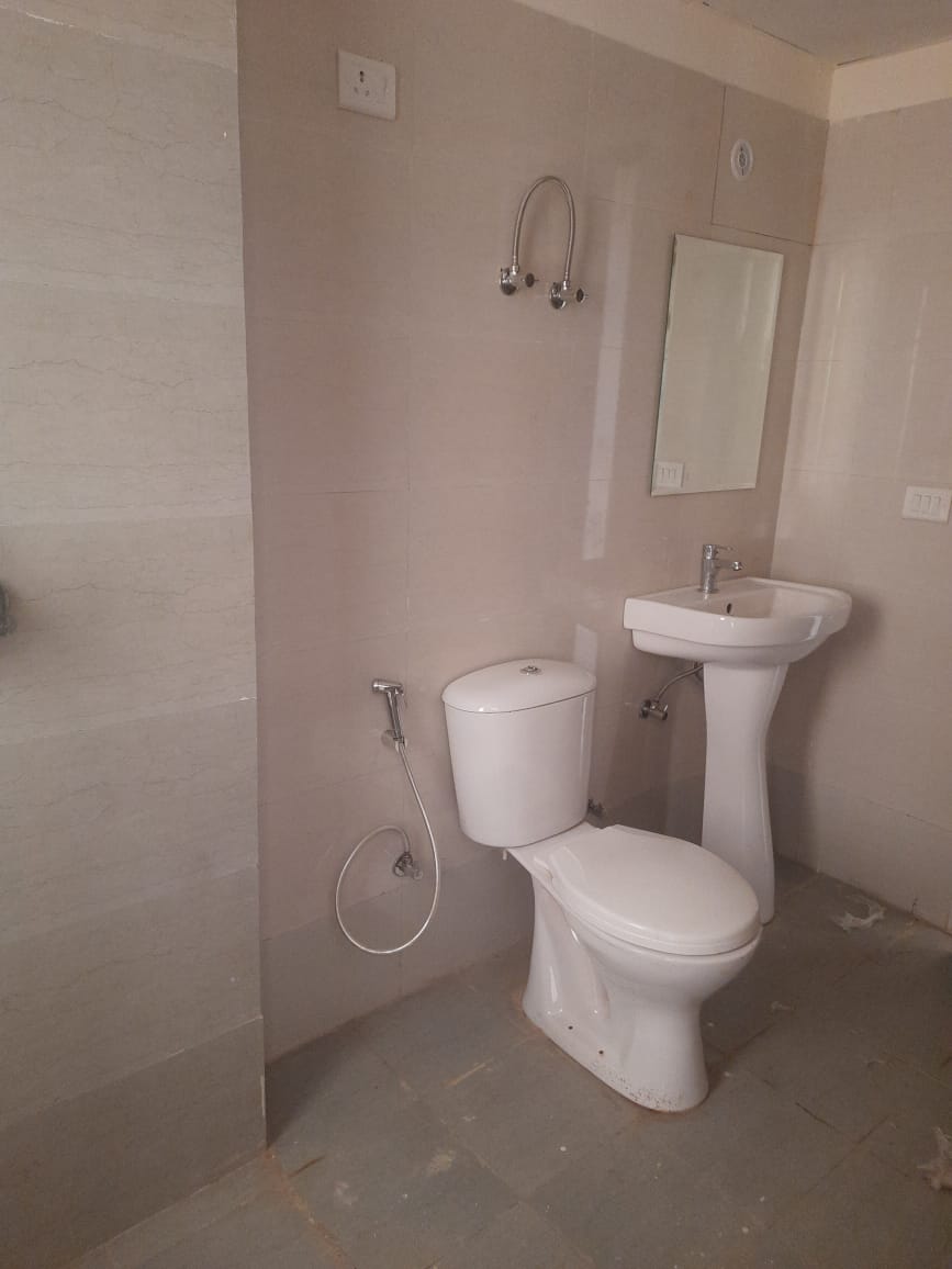 3 BHK Fully Furnished Flat at Amrapali Heartbeat - Image 7